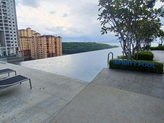 Aesthetic 2BR @ Urban Suite (Infinite Pool & Gym) Hotel in George Town
