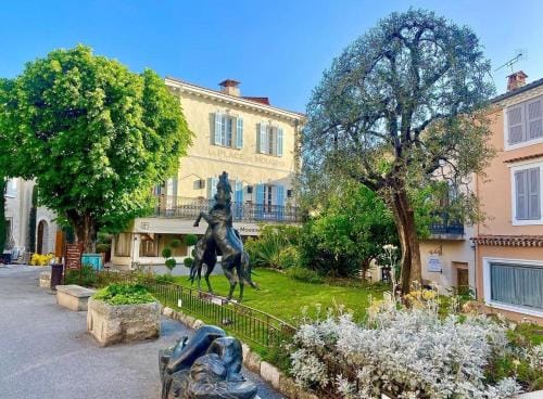 Magnifique Chalet avec jacuzzi 2P Mougins Lodge in Mouans-Sartoux