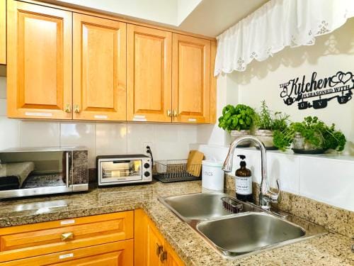 2BR 1BA Garden View Guest Suite - King-size Bed - Free Parking Hotel in Vancouver