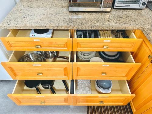 2BR 1BA Garden View Guest Suite - King-size Bed - Free Parking Hotel in Vancouver
