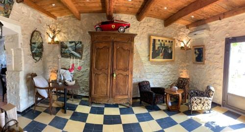 Logis Hotel Restaurant Hostellerie de la Tour Hotel in Fontvieille