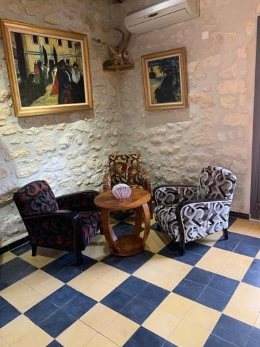 Logis Hotel Restaurant Hostellerie de la Tour Hotel in Fontvieille