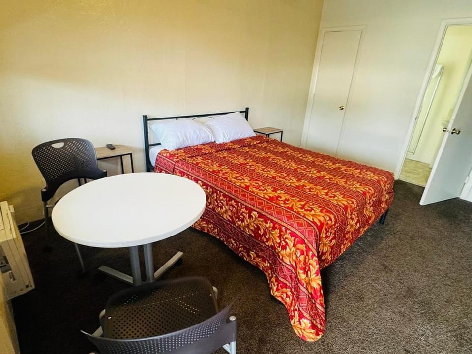 The Oaks Motel Hotel in Gilroy