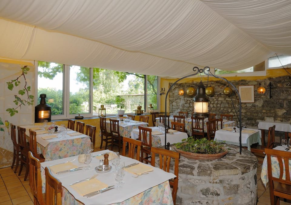 Auberge de Dully Inn in Canton of Vaud