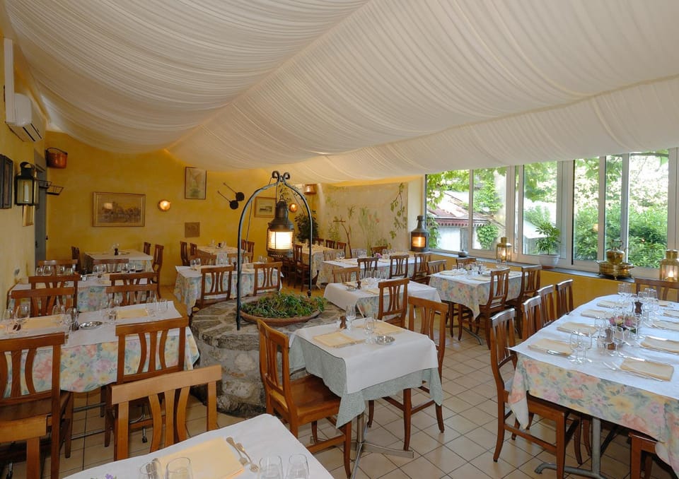 Auberge de Dully Inn in Canton of Vaud