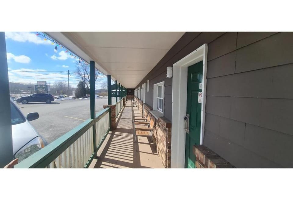 Werry's Cottages and Pub By OYO East Stroudsburg - Weekly Stays Hotel in Middle Smithfield