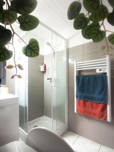 Chambre independante avec salle de bain privee Hotel in Auvergne-Rhône-Alpes