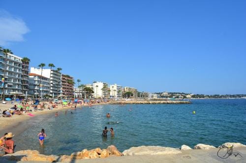 chambres d'hotes en rez de villa avec piscine Hotel in Antibes