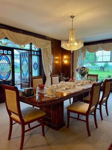FINN VILLAGE - Loch Lomond Villa - THE JUNGLE ROOM with a PRIVATE HOT TUB Hotel in Scotland