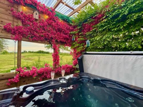 FINN VILLAGE - Loch Lomond Villa - THE JUNGLE ROOM with a PRIVATE HOT TUB Hotel in Scotland
