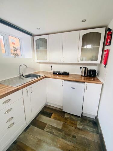 Cosy Cart Shed Hotel in Evesham