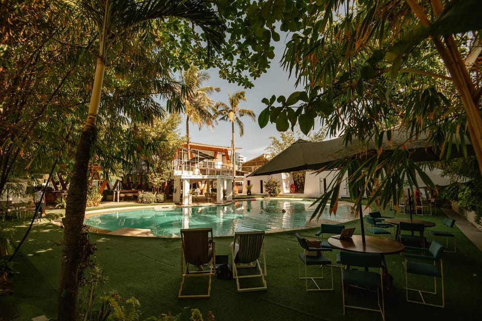 Swimming pool [outdoor]