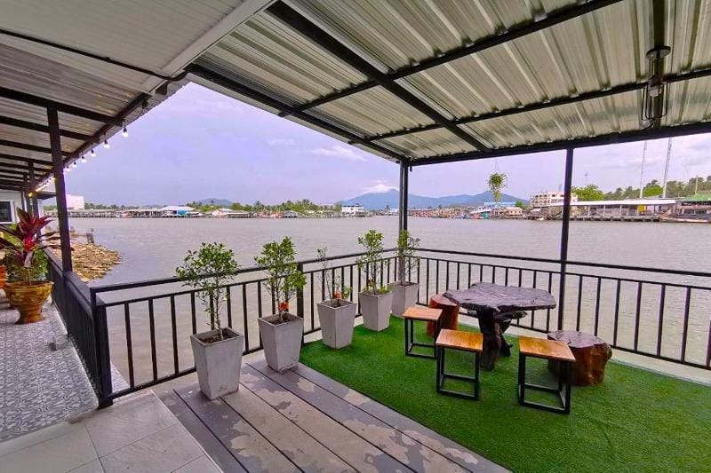 Chaiyai River Front Hotel Hotel in Thailand