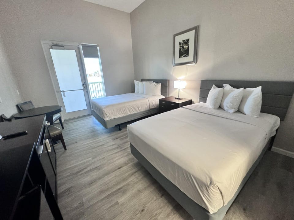 John's Pass Hotel - Fully Remote Check In Hotel in Madeira Beach