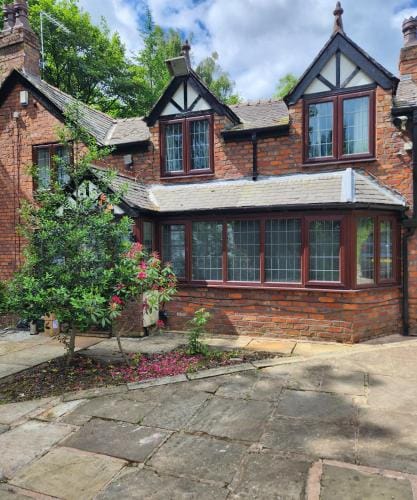 Rainsough Cottage Guest House - Shared Bathroom - Free Parking & WiFi Hotel in Prestwich