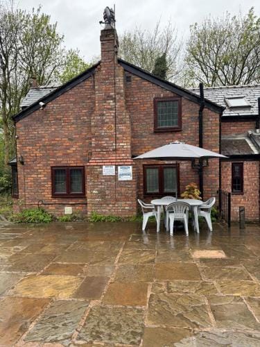 Rainsough Cottage Guest House - Shared Bathroom - Free Parking & WiFi Hotel in Prestwich
