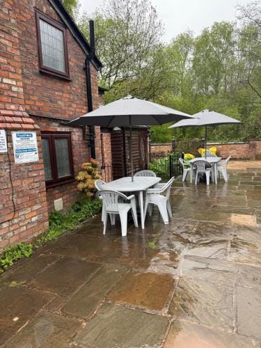 Rainsough Cottage Guest House - Shared Bathroom - Free Parking & WiFi Hotel in Prestwich