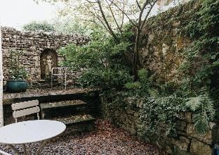 SUNNYSIDE APARTMENT    SPACIOUS 2 BEDROOM ACCOMMODATION LOCATED IN KENDAL WITHIN THE BEAUTIFUL LAKE  Hotel in England