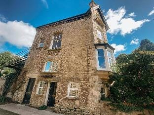 SUNNYSIDE APARTMENT    SPACIOUS 2 BEDROOM ACCOMMODATION LOCATED IN KENDAL WITHIN THE BEAUTIFUL LAKE  Hotel in England