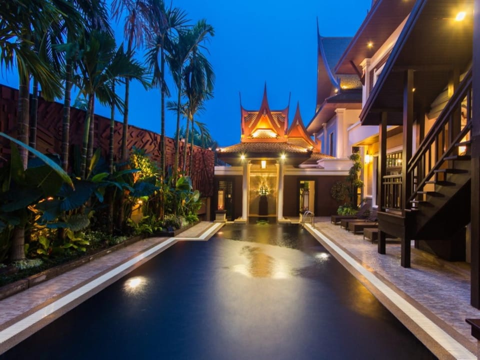 Swimming pool [outdoor]