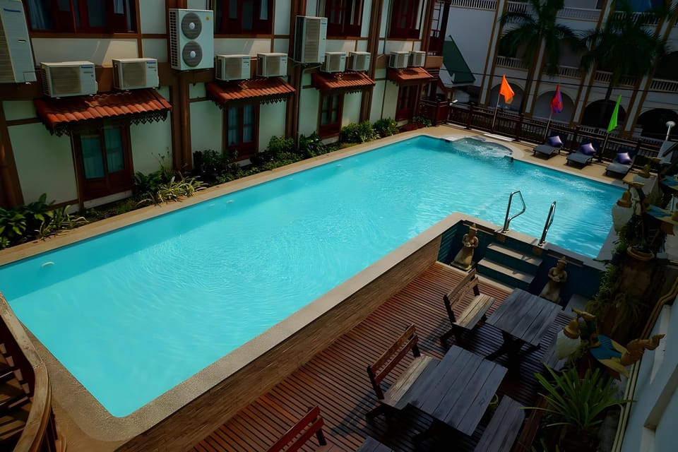 Swimming pool [outdoor]