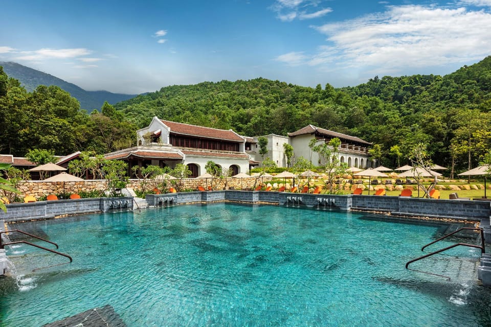 Swimming pool [outdoor]