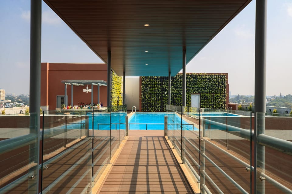 Swimming pool [outdoor]