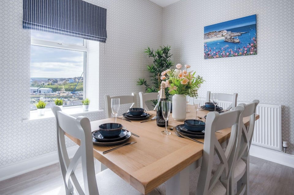 Beach Haven Hideout - 2 Bedroom - Milford Haven Hotel in Wales