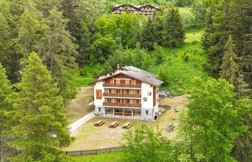 Chalet de l Ours AUTHENTIC Etage Valerie 12 pers Hotel in Sion