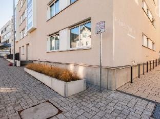 EXQUIS 2BR Luxury Apt. ROLF BENZ | Parking | Centre | Kitchen | Pick-up Service Airport Hotel in Böblingen