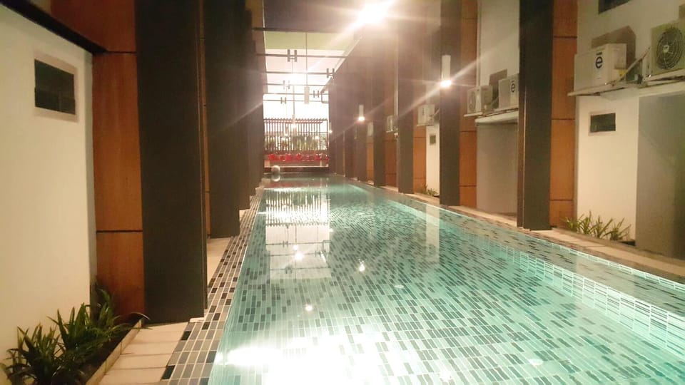 Swimming pool [outdoor]