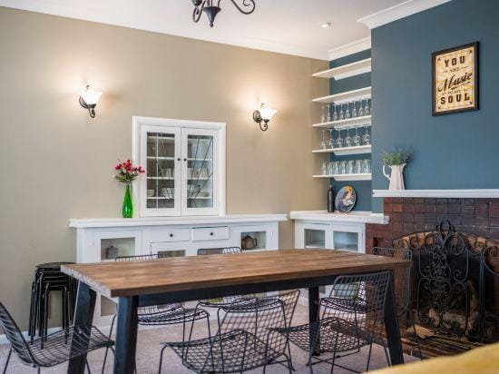 Castle Charm with Modern Interiors, Steps to Shops Hotel in Auckland