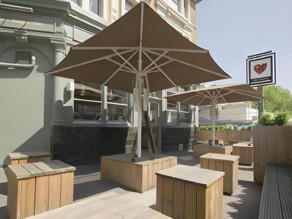 PubLove @ The Crown Battersea Hostel in London