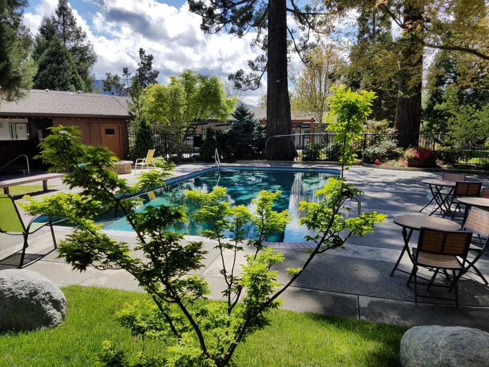 Redwood Hyperion Suites Motel in Grants Pass