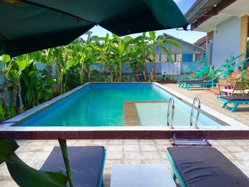 Swimming pool [outdoor]