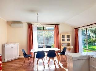 Beach House 3 mins walk Bellerive Beach, Hobart Hotel in Bellerive
