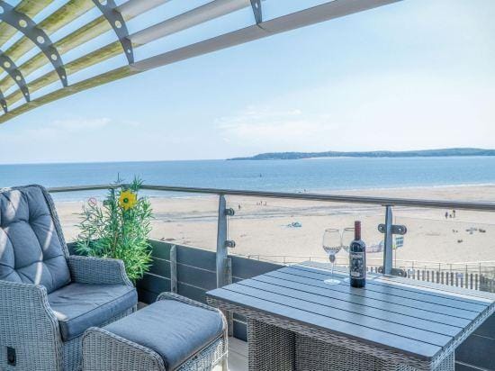 Waters Edge - 2 Bedroom Apartment - Tenby Hotel in Wales