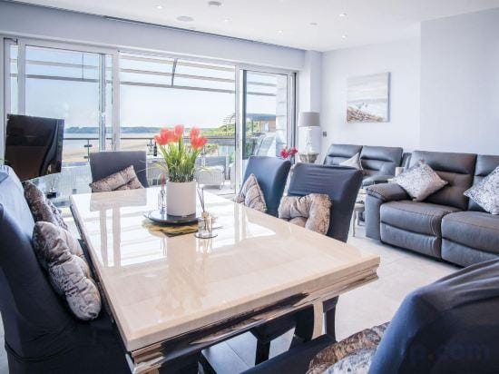 Waters Edge - 2 Bedroom Apartment - Tenby Hotel in Wales