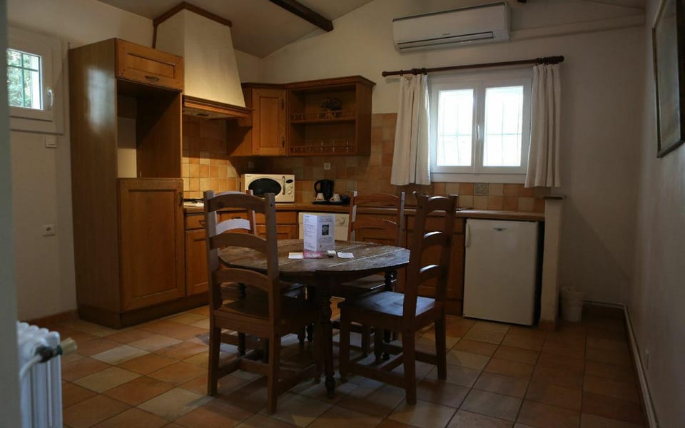 Logis Hôtel - Restaurant Résidence les Cèdres Hotel in Villeneuve-lès-Avignon