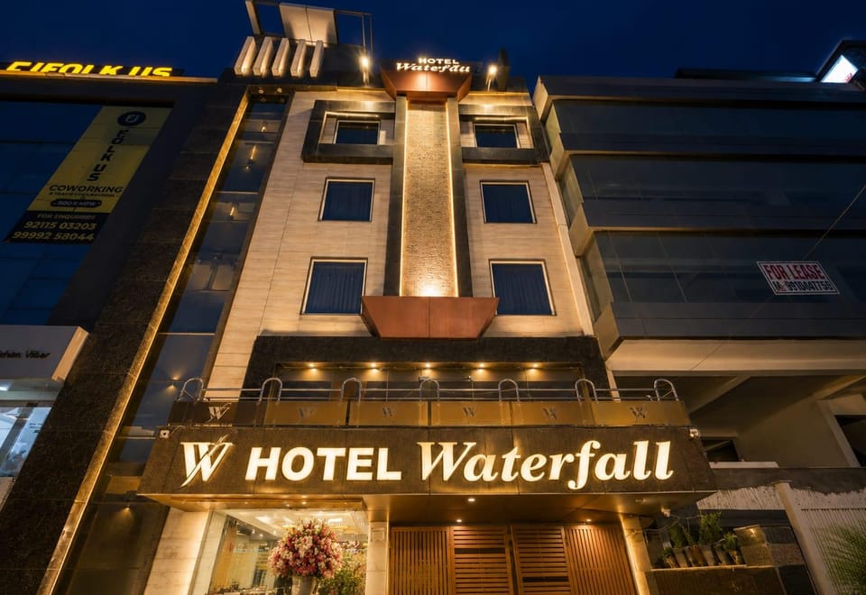 Hotel Waterfall Hotel in Delhi