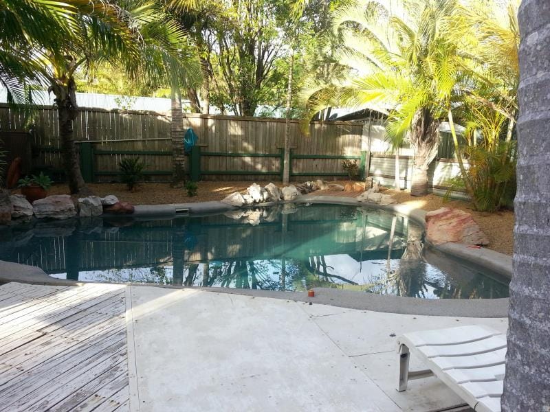 Swimming pool [outdoor]