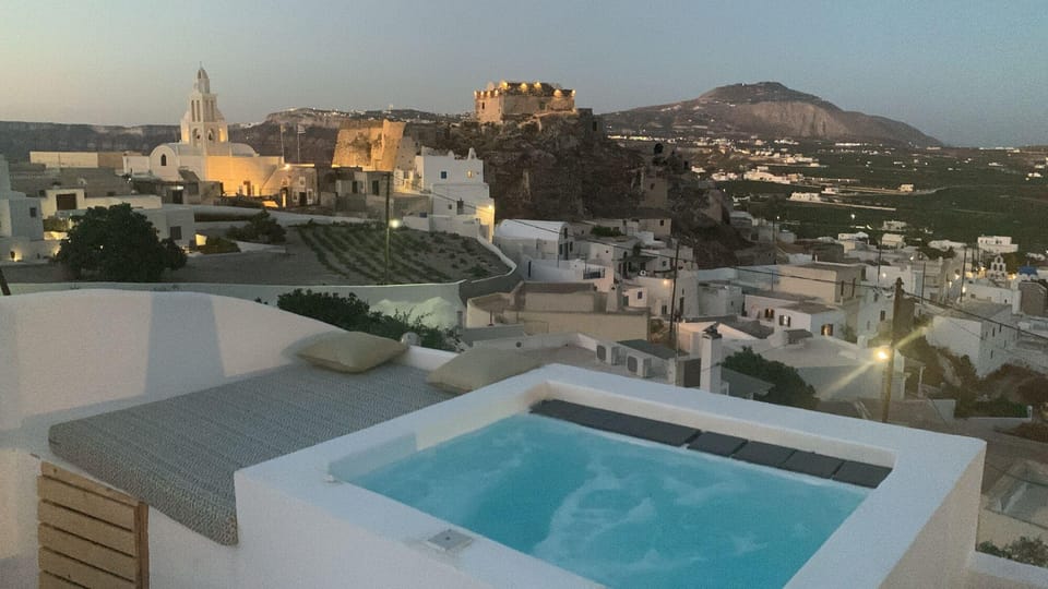 White Curves Santorini Hotel in Santorini