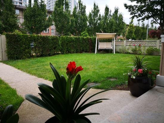 Holiday House in Coquitlam Center Hotel in Port Coquitlam