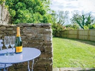 Soap Barn - 1 Bedroom Cottage - Manorbier Hotel in Wales