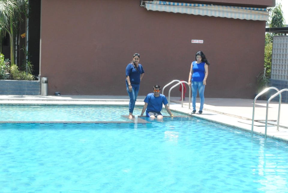 Swimming pool [outdoor]