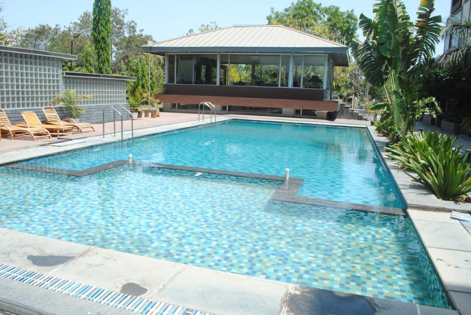 Swimming pool [outdoor]