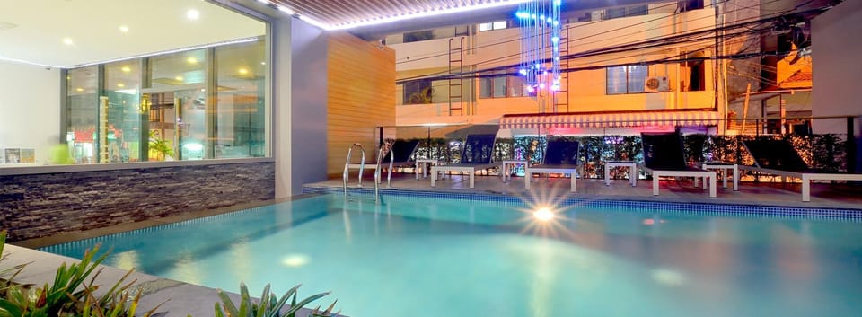 Swimming pool [outdoor]