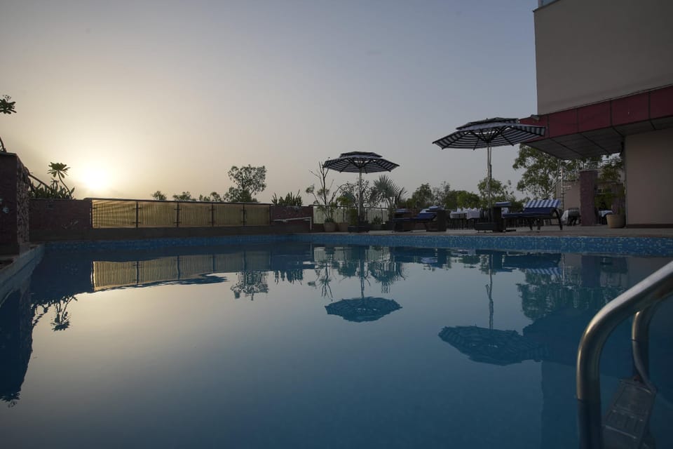 Swimming pool [outdoor]