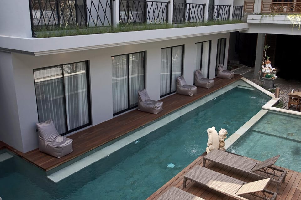 Swimming pool [outdoor]