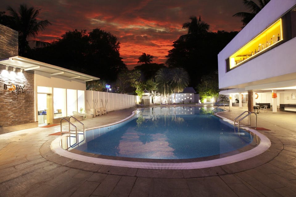 Swimming pool [outdoor]